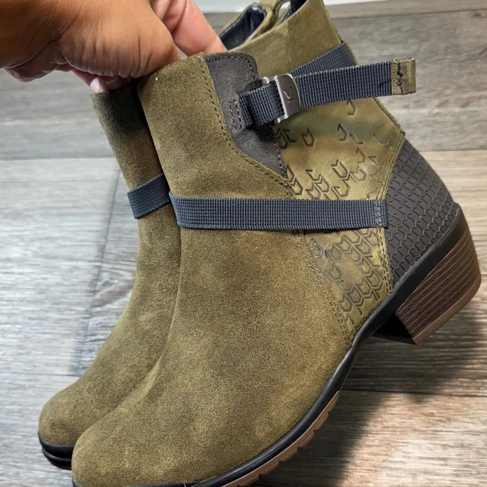 Keen Olive Green Ankle Boots woman’s size 8 (s199)
